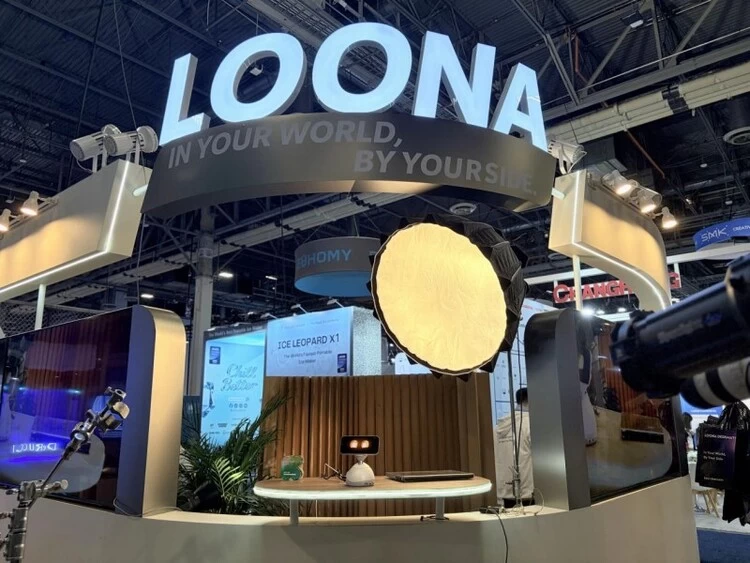 可以科技携全球首款桌面AI伙伴DeskMate登陆2026 CES 开启“人机共生”新范式(图1) 可以科技携全球首款桌面AI伙伴DeskMate登陆2026 CES 开启“人机共生”新范式(图1)