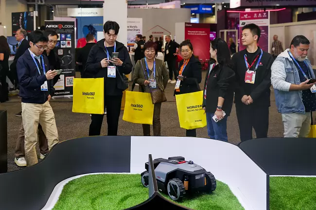 CES 2026:石头科技携手皇家马德里,全球首款能扫楼梯的扫地机器人亮相(图5) CES 2026:石头科技携手皇家马德里,全球首款能扫楼梯的扫地机器人亮相(图5)