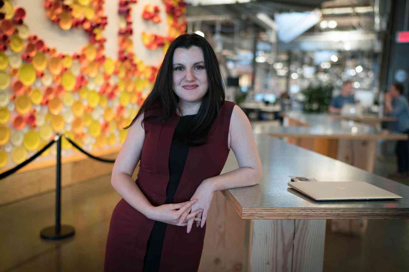 奥特曼负责“改变世界”,她负责“赚钱养家”:(图2) 奥特曼负责“改变世界”,她负责“赚钱养家”:(图2)