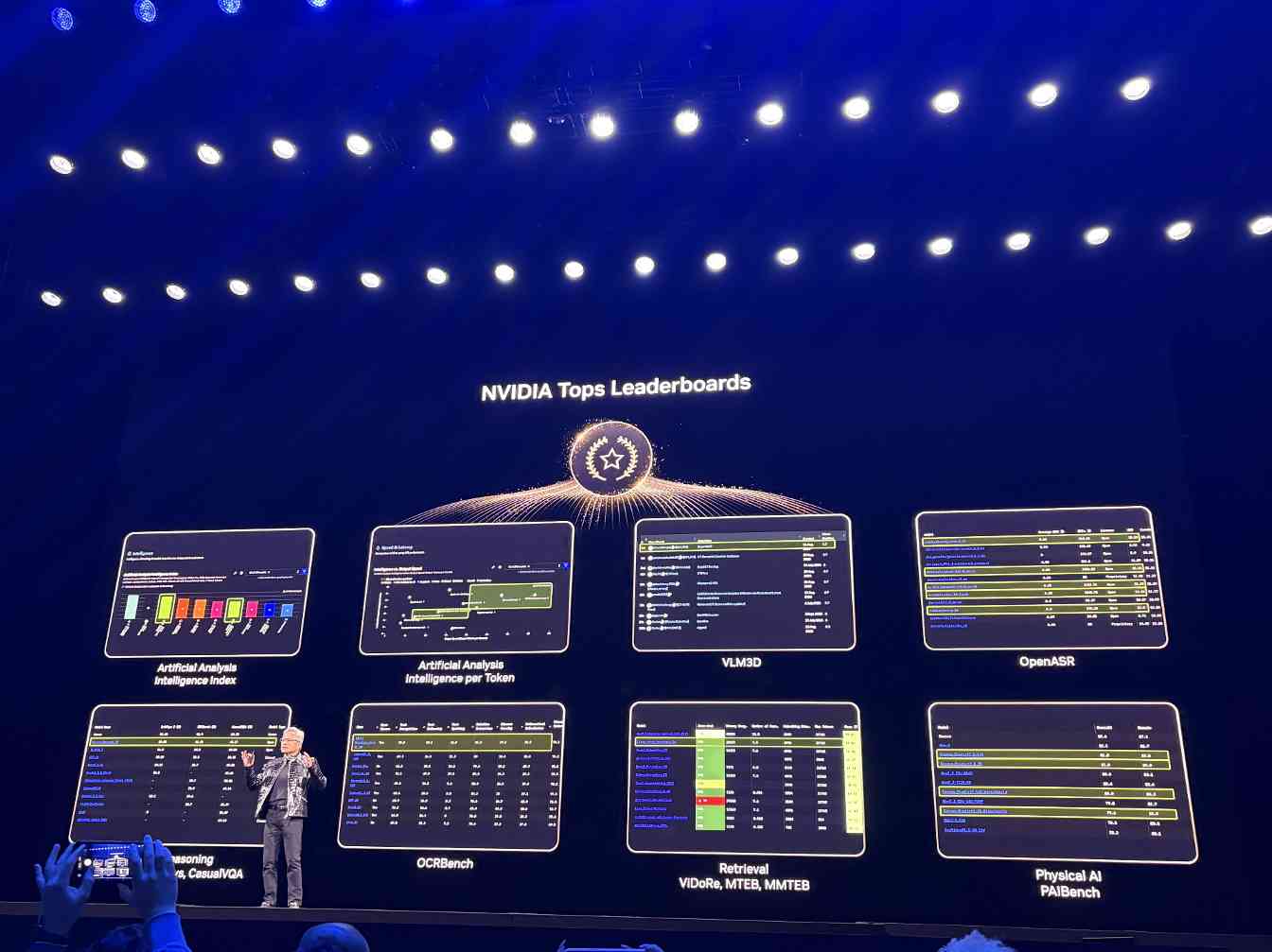 排队500米只为听一个答案！黄仁勋CES定调：未来(图6)