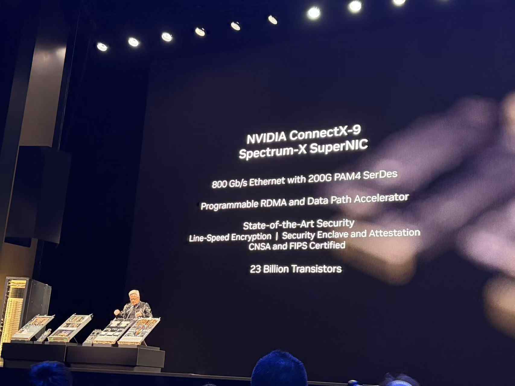 排队500米只为听一个答案！黄仁勋CES定调：未来(图18)