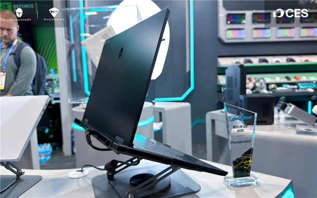 1.58kg机身+160W双满血释放!新一代“轻型”游戏本雷神ZERO Air亮相CES2026(图8) 1.58kg机身+160W双满血释放!新一代“轻型”游戏本雷神ZERO Air亮相CES2026(图8)