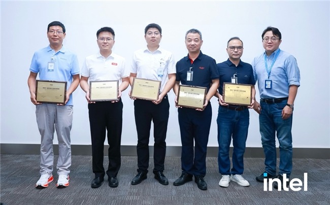 英特尔通用快接头互插互换联盟启航，构建液冷生态互操作新标准(图1)