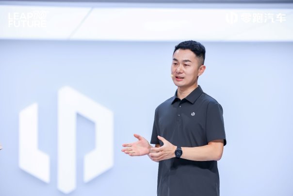 成都车展燃情双响！零跑B10新色首发暨B01万台交付(图7)