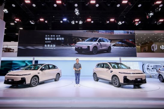 成都车展燃情双响！零跑B10新色首发暨B01万台交付(图2)