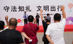 看完沈阳交警联合九号公司举办的安全科普宣传 我立马戴上头盔(图3)