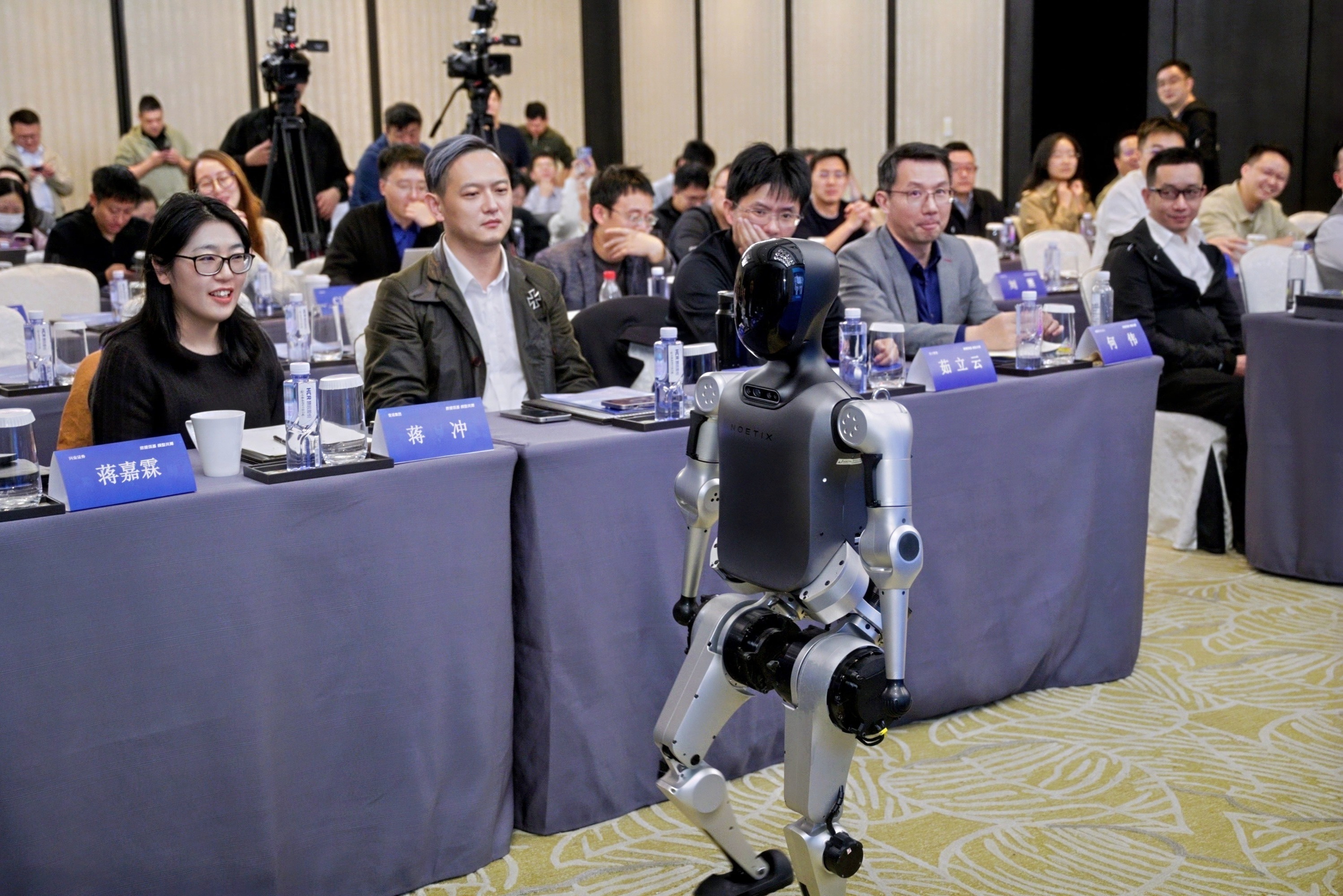 慧辰股份的AI应用破圈 发布机器人智脑“X”平台赋能让硬件更智能(图2)