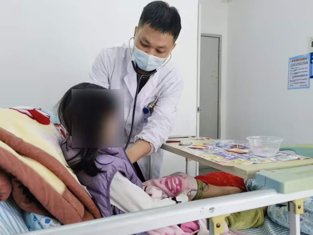 父母用 AI 自行问诊险误孩子病情，汕头大学医学院第一附属医院提醒“用药诊断应遵